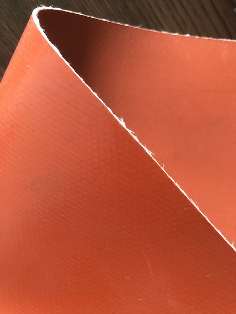 ما هو الفرق بين قماش السيليكون والقماش المقاوم للحريق؟